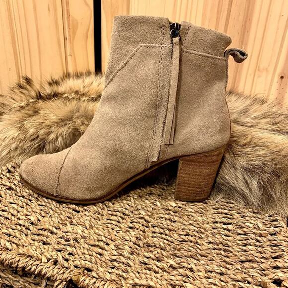 Toms Lunata Heeled Ankle Boots 8.5 Taupe Suede Tassled Booties Boho Neutral Tan - Picture 5 of 11